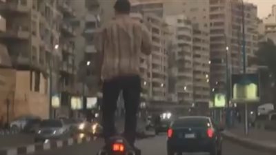بالفيديو.. شاب متهور يخاطر بقيادة دراجة نارية بطريقة غريبة