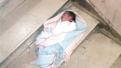 العثور على طفل حديث الولادة أمام محطة الغزل بالمحلة