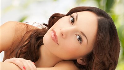 احصلي على بشرة نقية بخلطة النشا وماء الورد