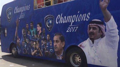 الهلال السعودي يحتفل بالدوري على حافلة مكشوفة