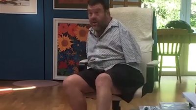 رجل يبرز موهبة قدميه في الرسم (فيديو)