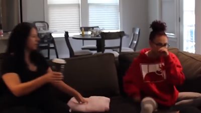 فتاة تخبر حماتها بحملها في مقلب لرصد رد فعلها (فيديو)