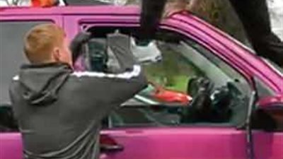 شاب يدخل سيارة من فتحة ضيقة (صور)