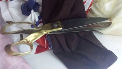 ترزي يطعن شقيقه بـ