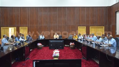 بالصور.. سكرتير البحر الأحمر يناقش مشاكل «المباركيات» بالغردقة