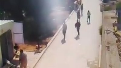 لحظة الاعتداء على سياح في مدينة جرش الأردنية 