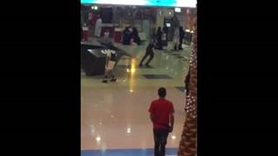 بالفيديو.. مشاجرة عنيفة بين شابين في مركز تجاري بالسعودية