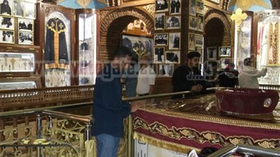 بالصور.. الأقباط يتوافدون على مزار البابا شنودة بوادى النطرون