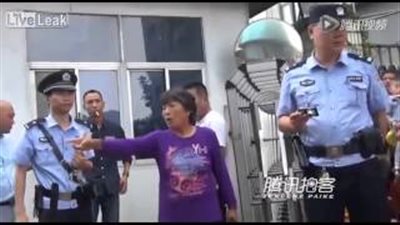 بالفيديو.. رأس امرأة يعلق في بوابة حديدية أثناء اقتحامها مجمعا سكنيا