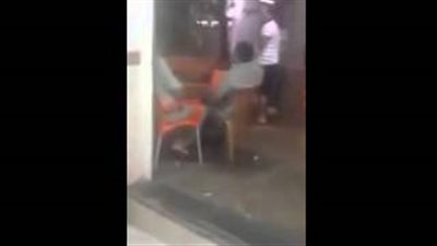 بالفيديو.. انفجار كرسي برجل عجوز بسبب صاروخ لعبة