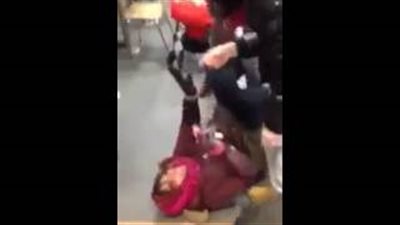 بالفيديو.. طفل يساعد والدته في مشاجرة بـ «ماكدونالدز»