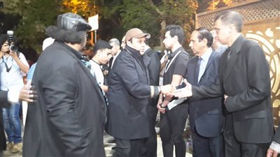 بالصور..هنيدي ومحمد فؤاد يصلان عزاء مظهر أبو النجا