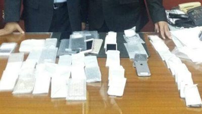 ضبط سائق حاول تهريب 51 هاتفًا داخل صديري بمطار القاهرة (صور)