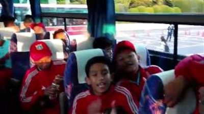 منتخبا القاهرة وجاكرتا ينشدان «صلي على محمد» في حافلة بطوكيو