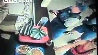 بالفيديو.. لصان يقتلان شرطيين في فنزويلا