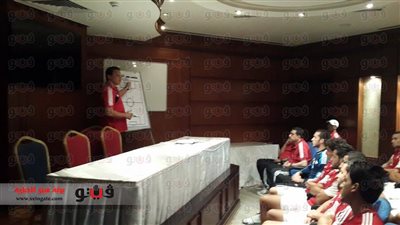 بالصورة.. البدري يلقي محاضرة فنية للاعبي 