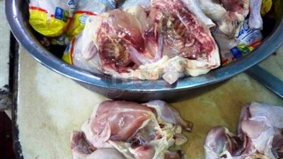 ضبط متعهد أغذية لتوريده وجبات فاسدة لمستشفى ديرب نجم (صور)