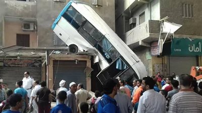المرور تستعين بونش لرفع ميني باص سقط من أعلى محور صفط (فيديو)