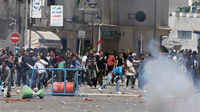 المتظاهرون التونسيون يحرقون مقر 