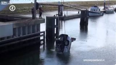 بالفيديو.. لحظة سقوط سيارة من أعلى جسر متحرك