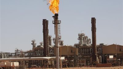 الجزائر تقلص نفقاتها بسبب تراجع أسعار النفط