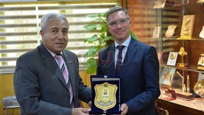 محافظ أسوان والقنصل الفرنسى يناقشان أوجه التعاون (صور)