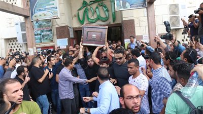 تشييع جثمان هيثم احمد زكى من مسجد مصطفى محمود (فيديو)