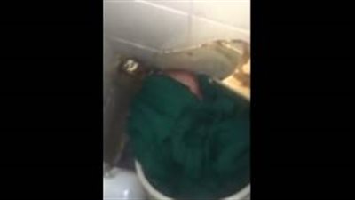 بالفيديو.. لحظة العثور على رضيع في «حمام» مستشفى بالمغرب