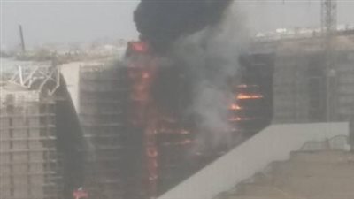 حريق بأخشاب الأعمال الإنشائية بالمتحف المصري الكبير (صور وفيديو)