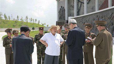 بالصور.. زعيم كوريا الشمالية يجبر المواطنين على بداية يومهم الخامسة فجرًا