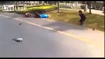 بالفيديو.. لقطات مروعة للحظة اصطدام دراجة بفتاة أثناء عبورها الشارع