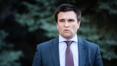 وزير خارجية أوكرانيا يصل مطار القاهرة