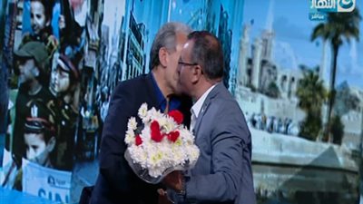 قبلة وبوكيه ورد من «القرموطي» لجابر نصار تقديرا لإنجازاته