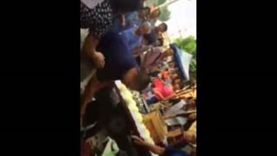 بالفيديو.. رجل يصفع سيدة عجوز لاعتدائها على بائعة خضار