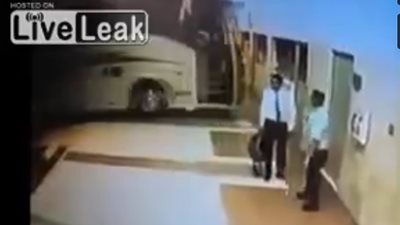 بالفيديو.. حافلة تحطم المكاتب الإدارية بمحطة «أتوبيسات»