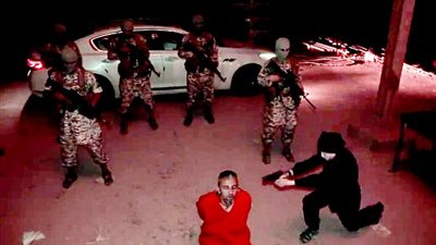 بالصور.. طفل داعشي يقتل عراقيًا رميًا بالرصاص