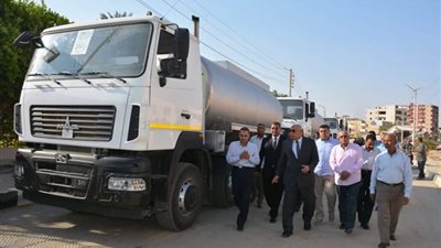 الوادي الجديد تتسلم 5 سيارات مياه شرب جديدة (صور)