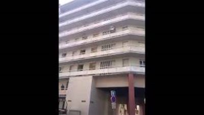 بالفيديو.. رجل يتخلص من ثلاجة قديمة برميها من بلكونة الطابق الخامس