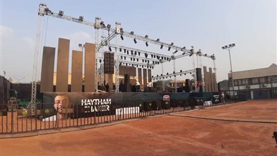 التجهيزات النهائية لحفل هيثم شاكر ونيكول سابا في نادي الزهور (صور)