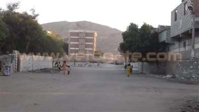 بالفيديو والصور.. «الرياضة للجميع».. حيوانات وكلاب ضالة في مركز شباب الزاوية الجديدة بأسيوط.. الملعب غير آدمي والقمامة تحاصره من كل اتجاه.. والأهالي: «تعبنا من الشكاوى ومحدش سائل فينا&#