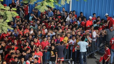 بالفيديو والصور..«ألتراس أهلاوي» يتوافد على مقر النادي لحضور المران