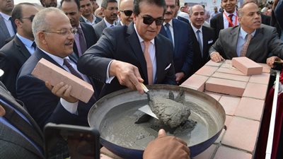 وزير التعليم العالي يضع حجر الأساس للفرع الدولي لجامعة القاهرة (صور)