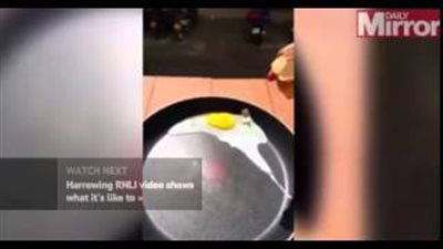 بالفيديو.. سيدة تقلي البيض على أشعة الشمس