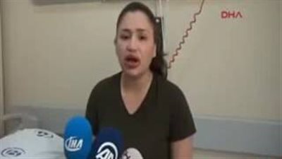 بالفيديو.. فتيات يخضعن لعمليات تجميل على يد مصفف شعر والنتيجة كارثية