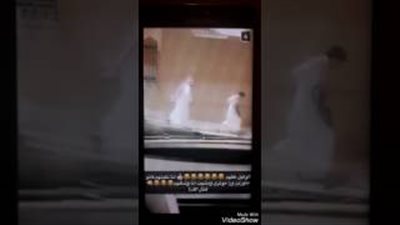 بالفيديو.. لحظة اعتداء مسئول تربوي على طالب في الشارع