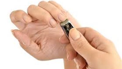 استشاري عظام: تقليم الأظافر ليلا يسبب الهشاشة ويزيد الالتهابات