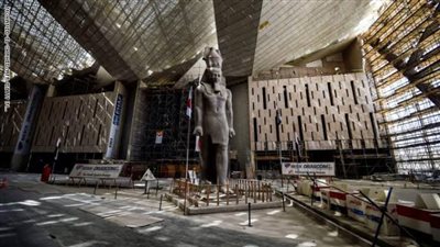 المتحف المصري الكبير يستقبل تماثيل جماعية لإحدى فرق الجيش بالدولة الوسطى