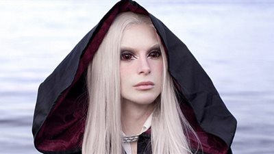 بالصور.. شاب ينفق آلاف الدولارات ليتحول إلى «عفريت»