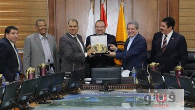 جامعة بني سويف تكرم عميدي التجارة والعلاج الطبيعي