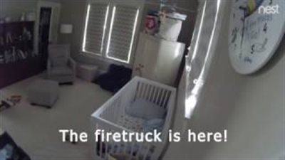 بالفيديو.. «سيارة إطفاء» تثير جنون طفل صغير